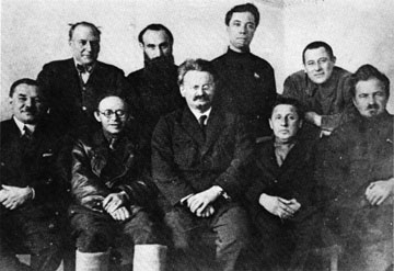 Principaux membres de l'Opposition de gauche, en 1927. Trotski est au centre.