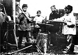 Enfants en usine à la forge sous le Second Empire français, v. 1865