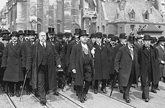 Cortège présent aux obsèques des membres des Jeunesses patriotes.