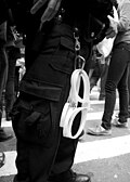 Un policier avec des menottes en plastique