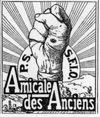 Au moment même où les trois flèches sont très présentes dans l'univers symbolique des socialistes, le logo de l'Amicale des Anciens du Parti socialiste reprend, en 1937,le symbole du poing serré et du soleil dans lequel s'inscrit le sigle PS SFIO.