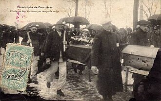 Obsèques des victimes par temps de neige.