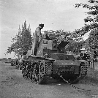 Un soldat d'un régiment blindé indien (britannique) examine un tank capturé aux nationalistes indonésiens, à Surabaya.