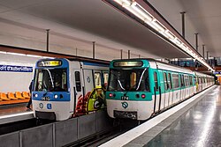 Ligne 7 (Paris). A gauche, siglée IDF Mobilités (autorité organisatrice de transports), à droite RATP (exploitant). Illustrant la confusion que crée l'ouverture à la concurrence.