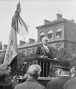 Alexandre Millerand, ex socialiste et président de la Ligue républicaine nationale, prononçant un discours en hommage aux victimes (26 avril 1925).