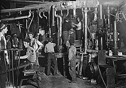 Enfants et adolescents dans une usine de verre au 19e s. dans l'Indiana.