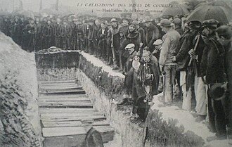 Bénédiction de la fosse commune.