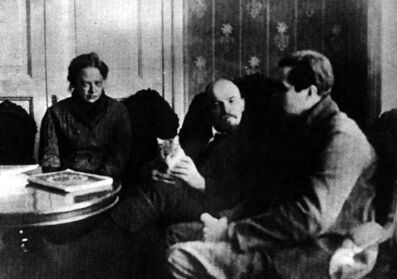 Kroupskaïa et Lénine en février 1920 avec le journaliste américain Lincoln Eure.
