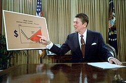 Ronald Reagan lors d'un discours télévisé, présentant son plan de réduction des impôts, en juillet 1981.