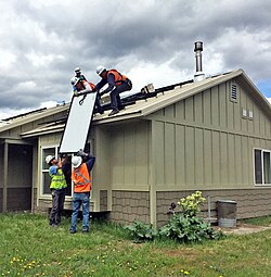 Le photovoltaïque nécessite, au global, beaucoup plus de travail (et d'énergie grise), lorsqu'il est dispersé sur de l'habitat individuel.