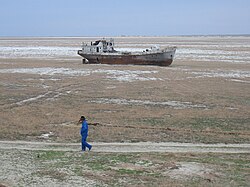 Navire échoué sur l'ancien rivage de la mer d'Aral, Kazakhstan, 2003