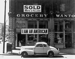 Un Nippo-américain affiche cette banderole sur son magasin après l'attaque de Pearl Harbor. Il sera quand même interné.