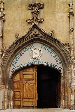 La devise de la République affirmée sur une Église