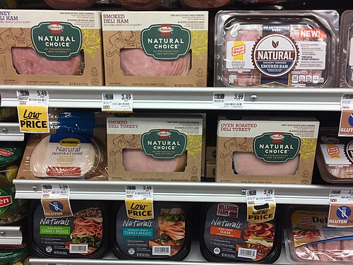 Le marketing s'appuie énormément sur l'appel à la nature : ici 4 marques de charcuterie utilisent le mot « natural ». D'une part les techniques de salaison ne se produisent pas « naturellement ». D'autre part, l'abus de charcuterie provoquera un cancer tout aussi naturel.