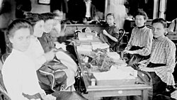 Dans un sweatshop à Chicago en 1903.
