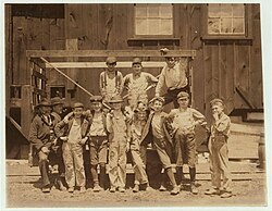 Garçons travaillant dans une manufacture de verre, Illinois, 1910