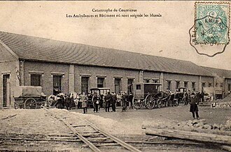 Les ambulances et le bâtiment où sont soignés les blessés.