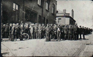 Tyldesley miners outside the Miners Hall during the 1926.jpg