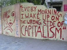 Sur le muret : Tous les jours je me réveille du mauvais côté du capitalisme.